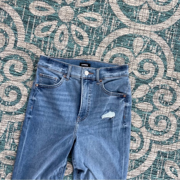 Express Super High Waisted Ripped Raw Step Hem‎ Supersoft Mom Jeans - Picture 4 of 11